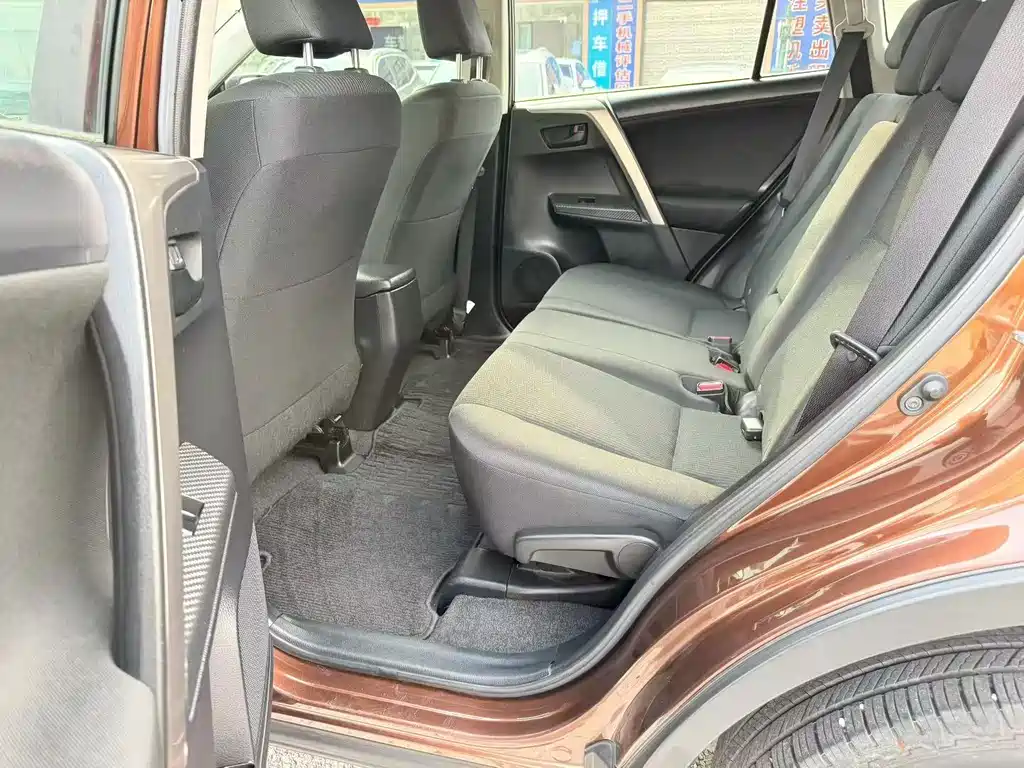 Toyota RAV4 — миниатюра 5