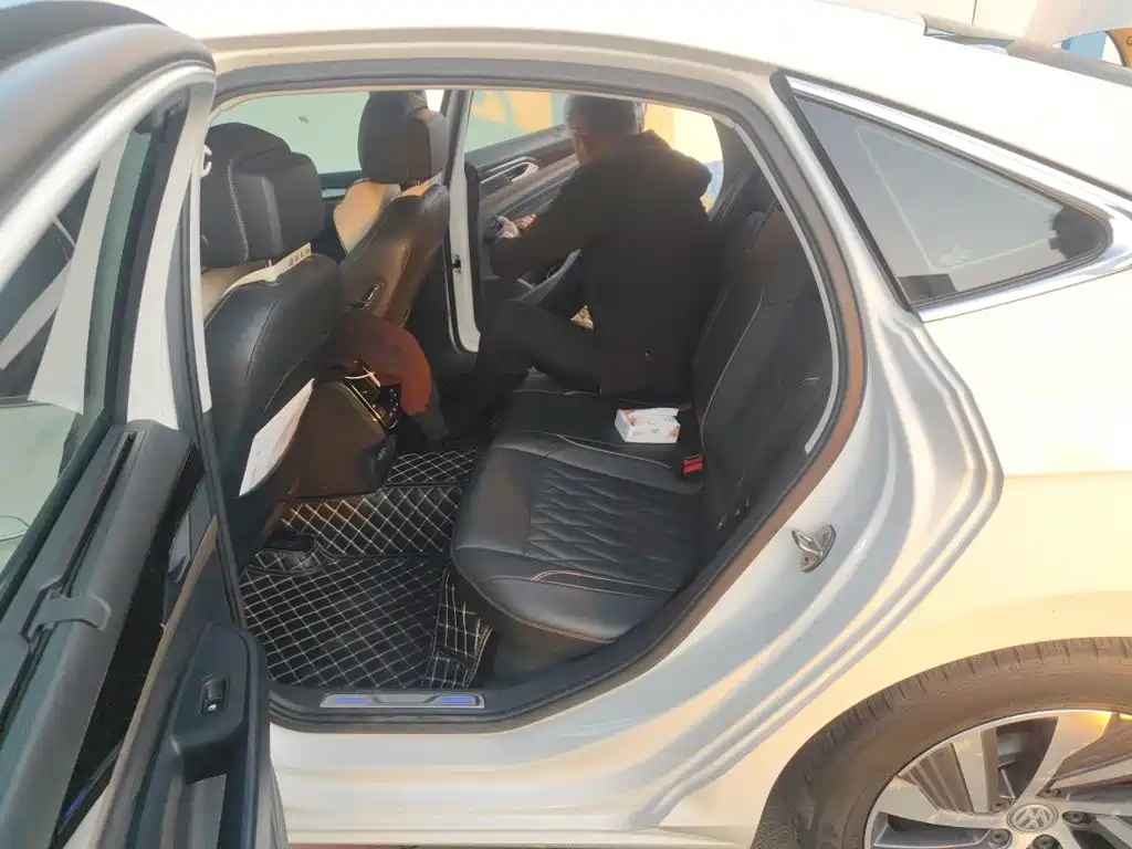 Volkswagen Passat PHEV — миниатюра 18