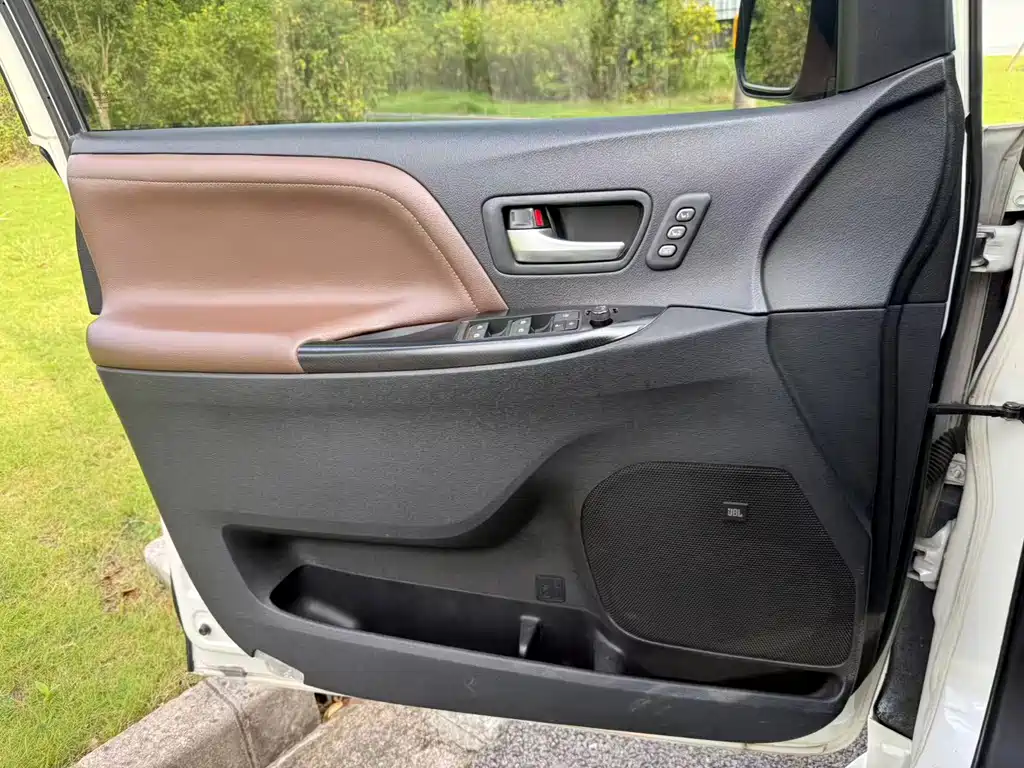 Toyota Sienna — миниатюра 12