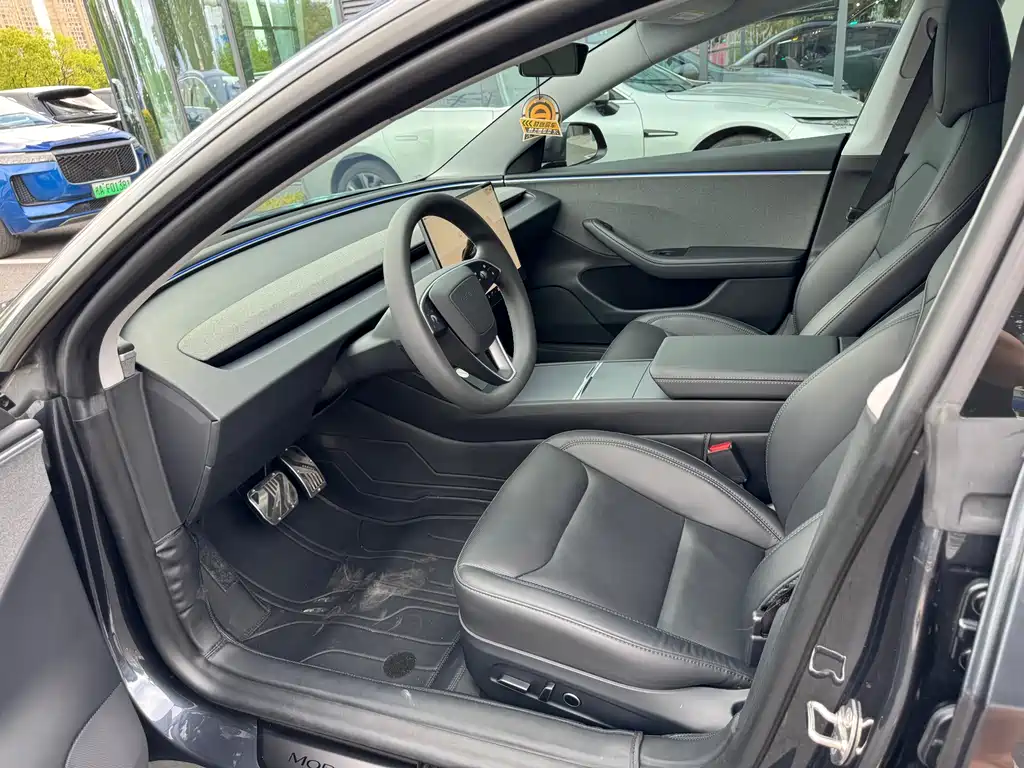 Tesla Model 3 — миниатюра 7