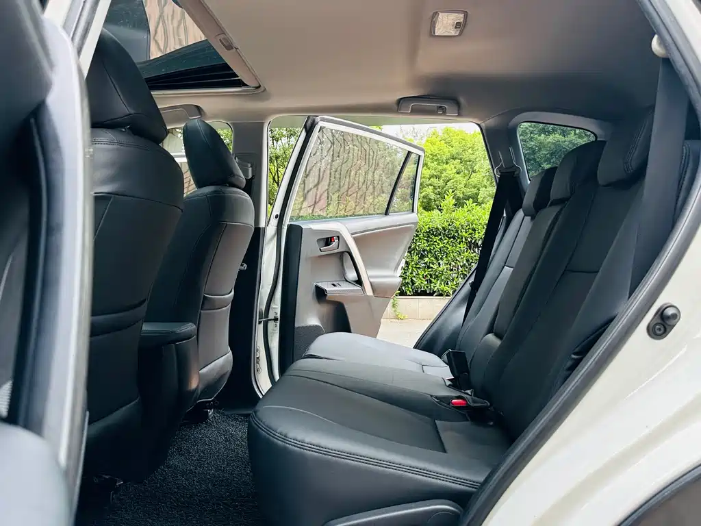 Toyota RAV4 — миниатюра 6