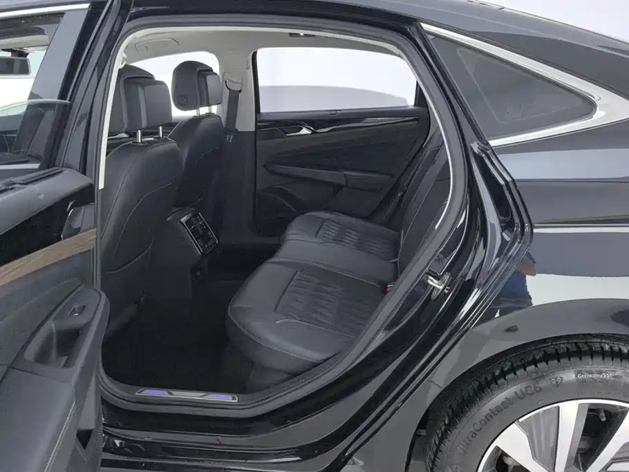 Volkswagen Passat PHEV — миниатюра 11