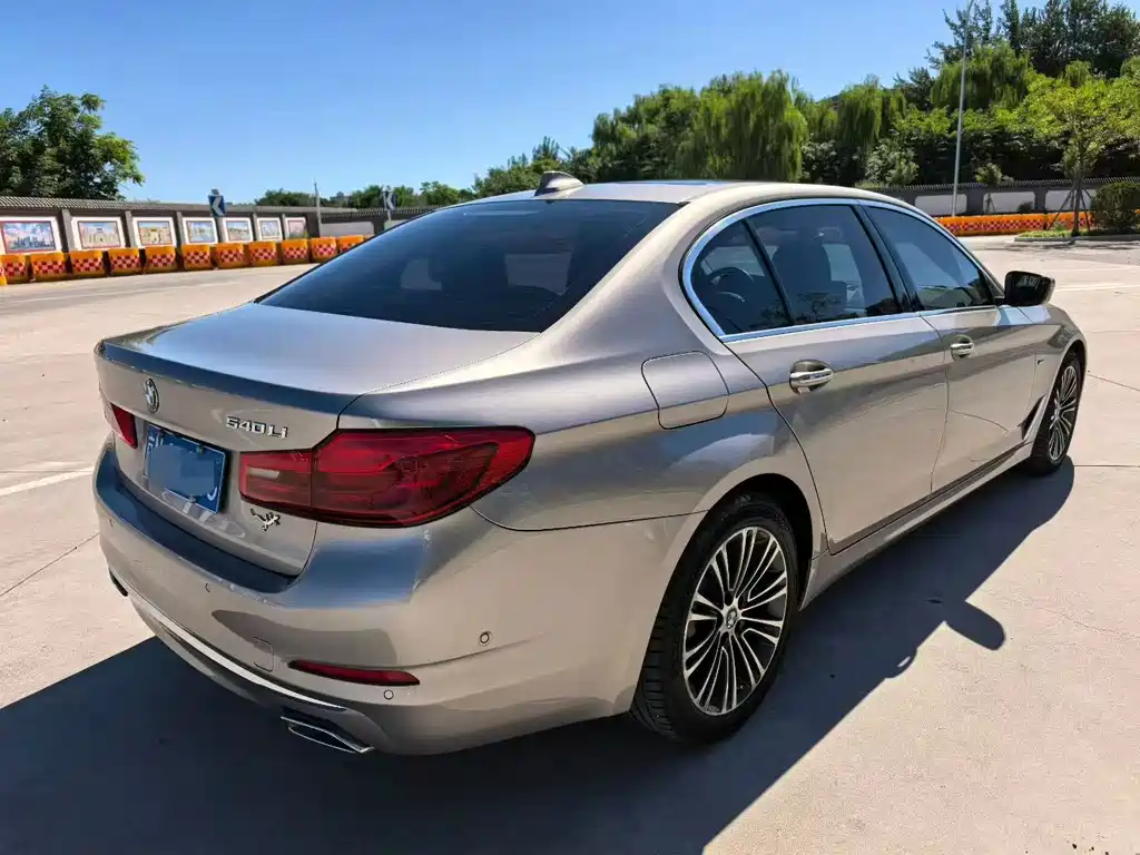 BMW 5 Series — миниатюра 9