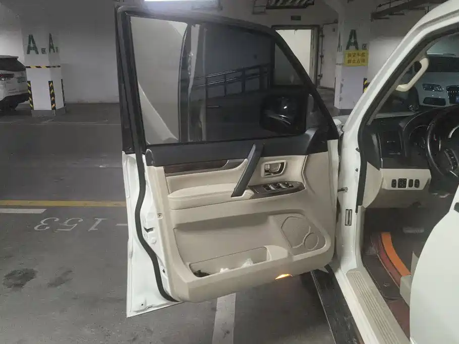 Mitsubishi Pajero (Import) — миниатюра 7