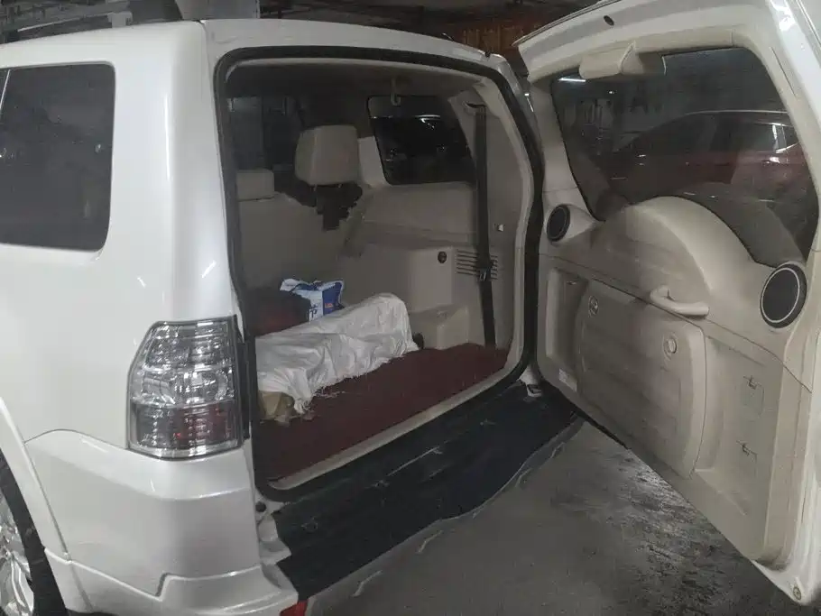 Mitsubishi Pajero (Import) — миниатюра 4