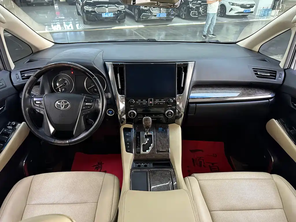 Toyota Alphard — миниатюра 14