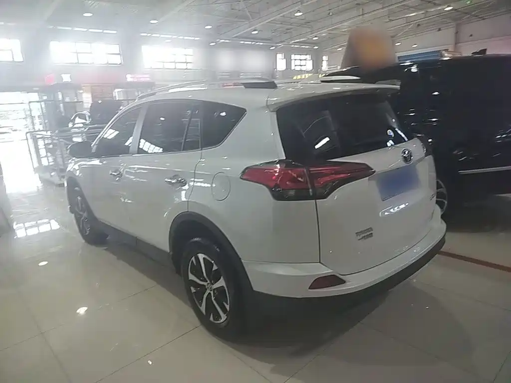 Toyota RAV4 — миниатюра 5