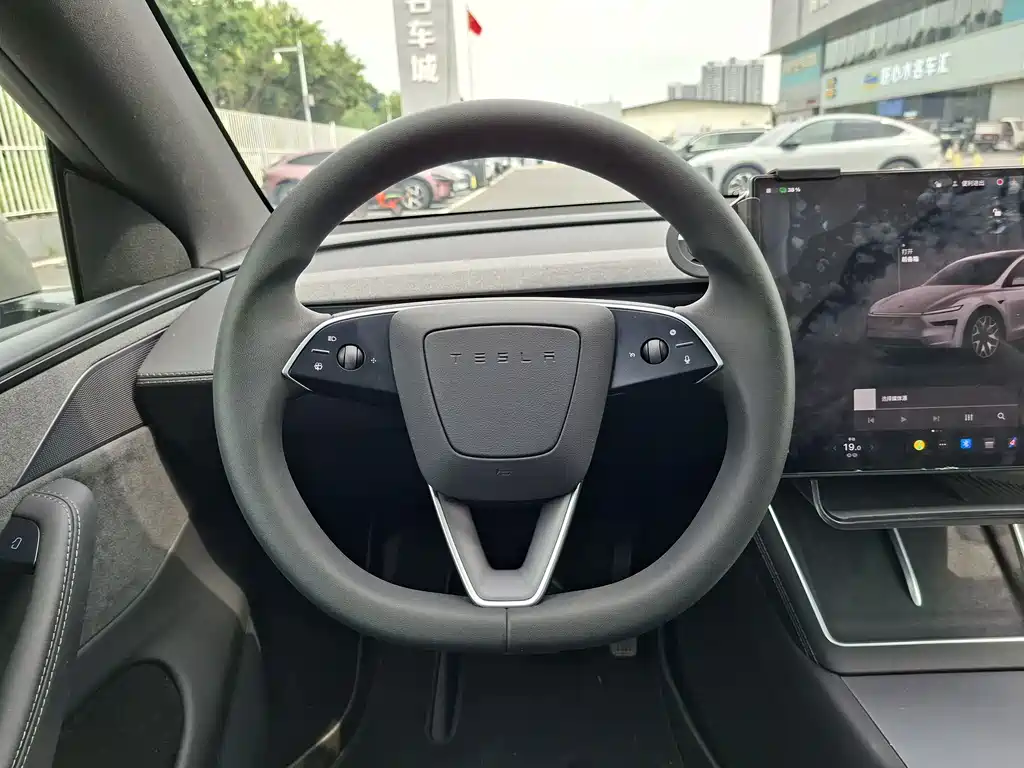 Tesla Model Y L — миниатюра 14