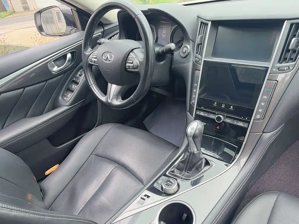 Infiniti Q50 2014 2.0T Comfort