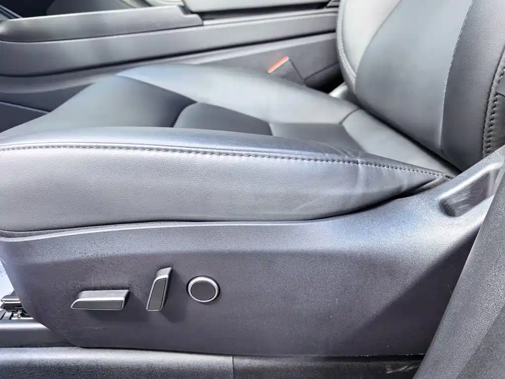 Tesla Model Y — миниатюра 10