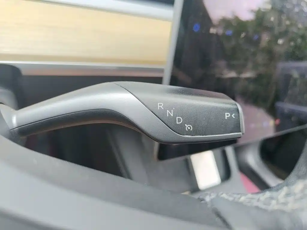 Tesla Model Y — миниатюра 10