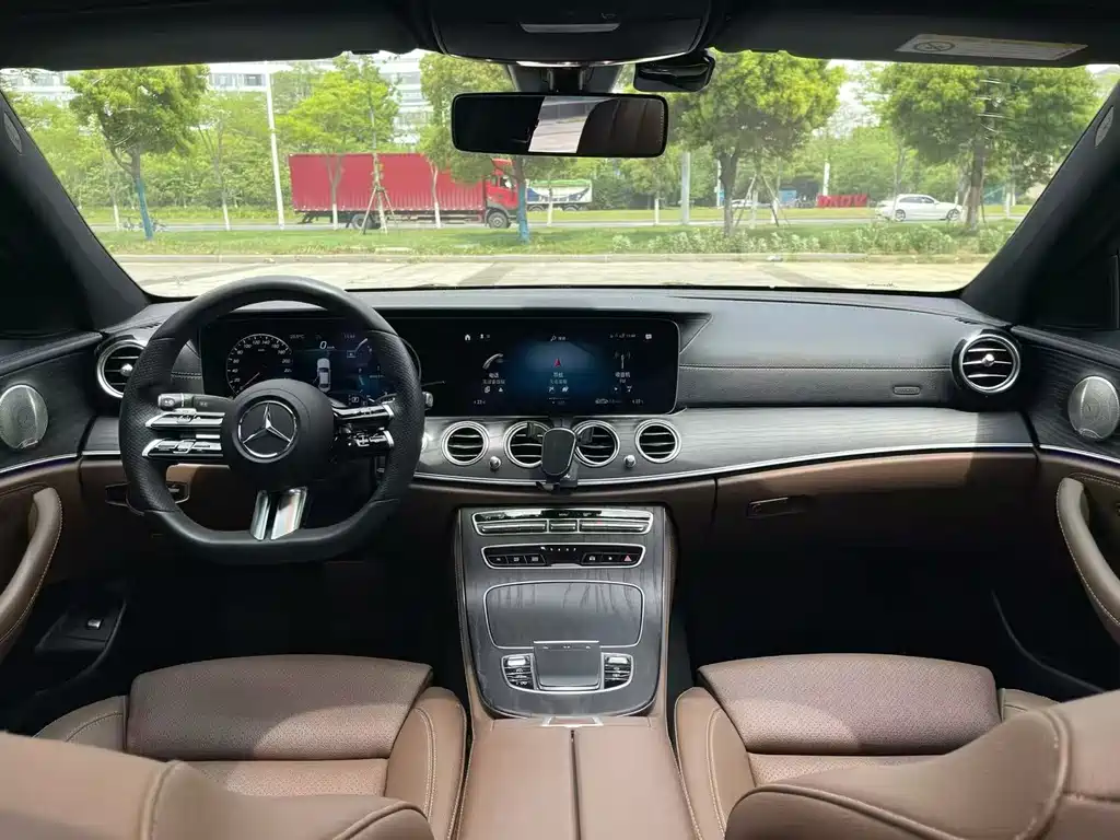 Mercedes-Benz E-Class — миниатюра 5