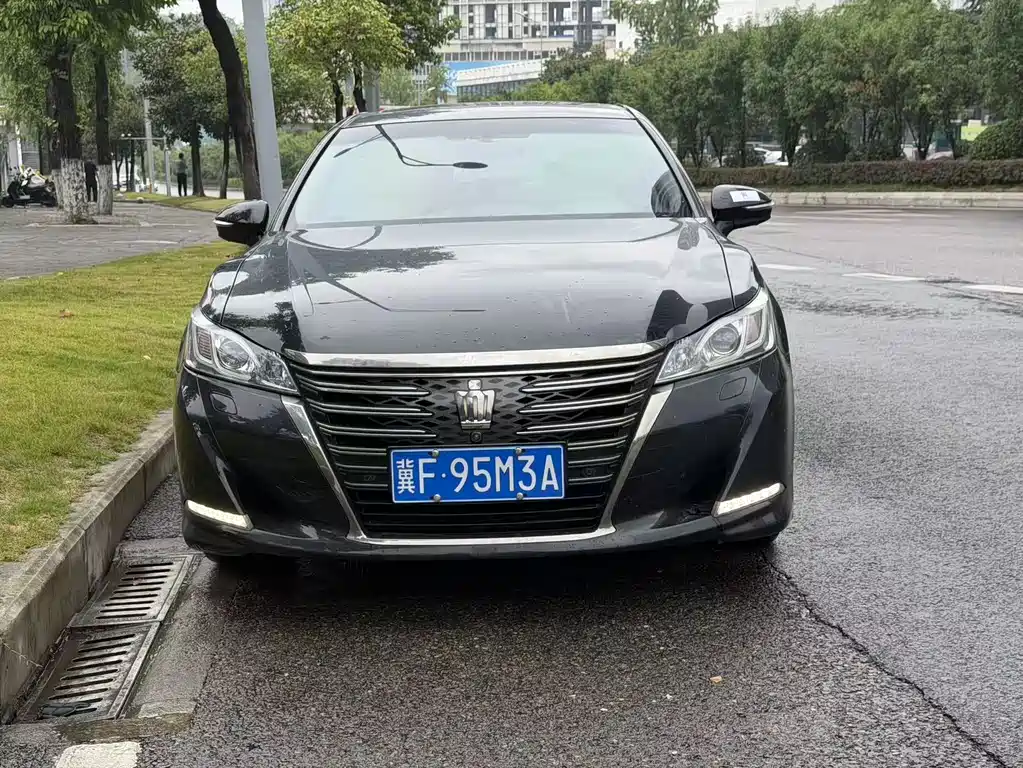 Toyota Crown — миниатюра 3