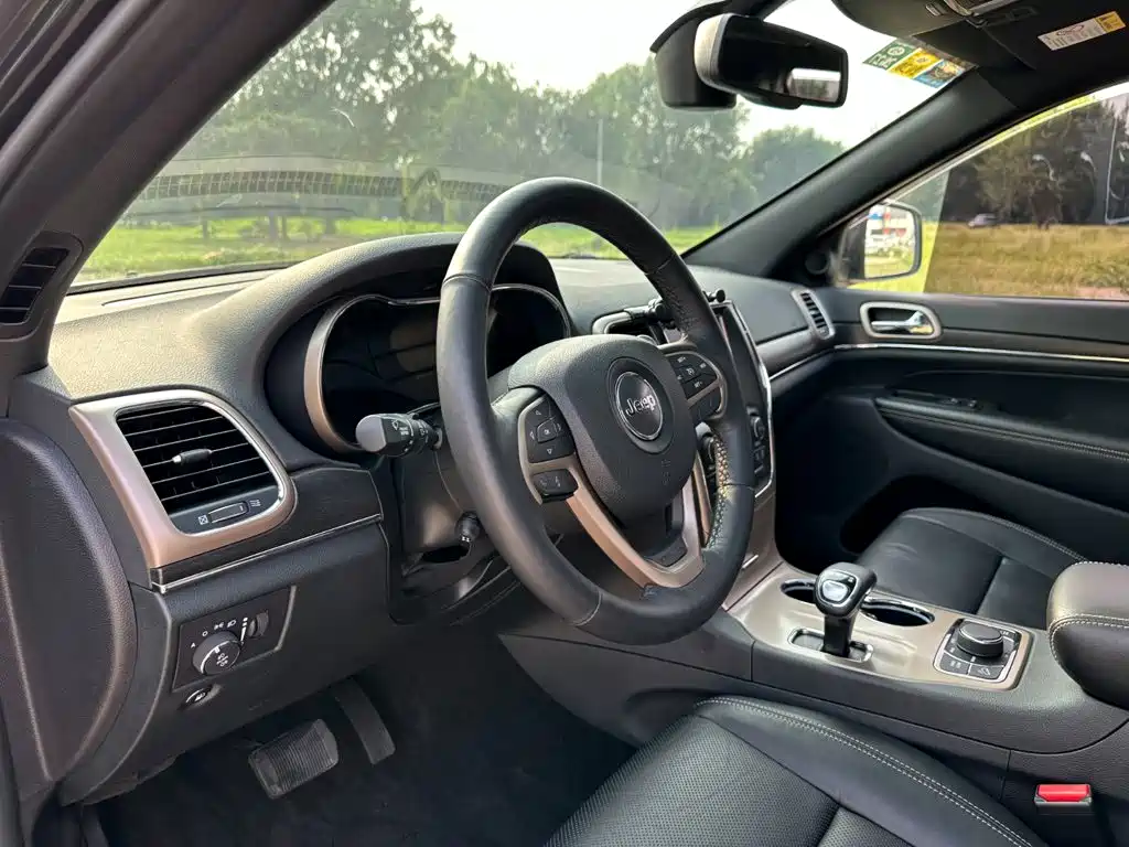 Jeep Grand Cherokee (Import) — миниатюра 14
