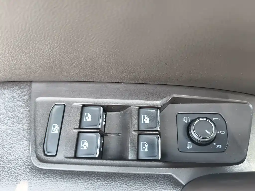 Volkswagen Tiguan L — миниатюра 16