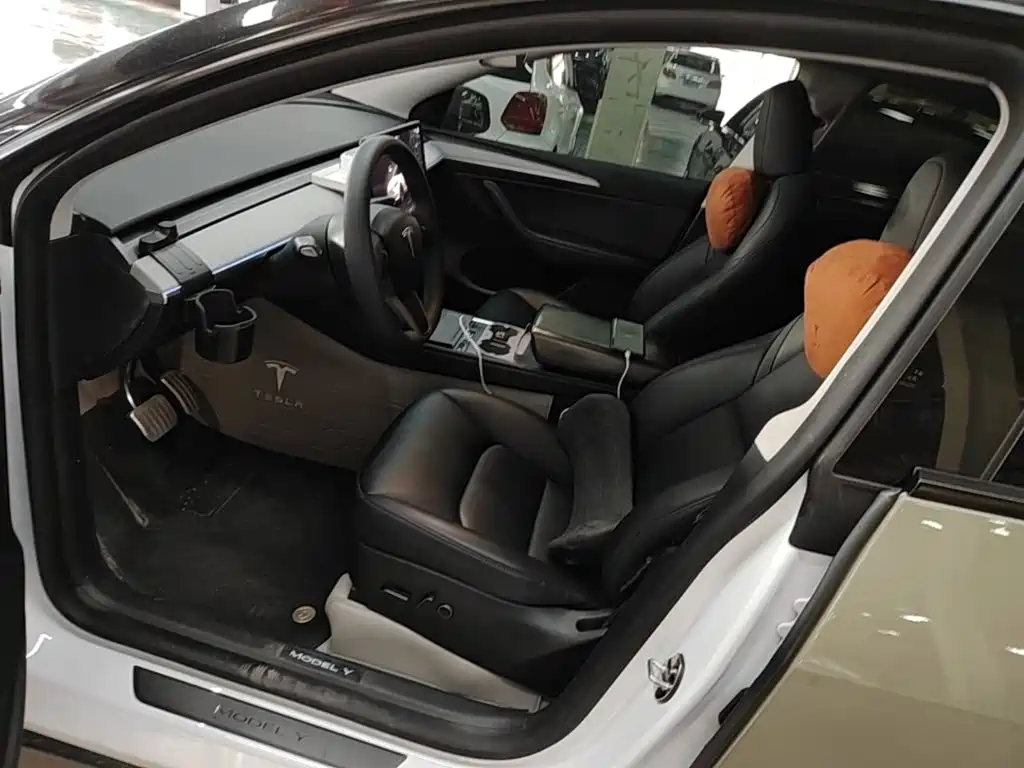 Tesla Model Y — миниатюра 15