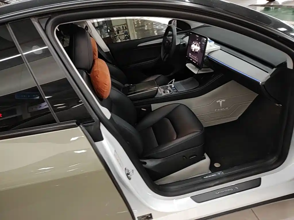 Tesla Model Y — миниатюра 25