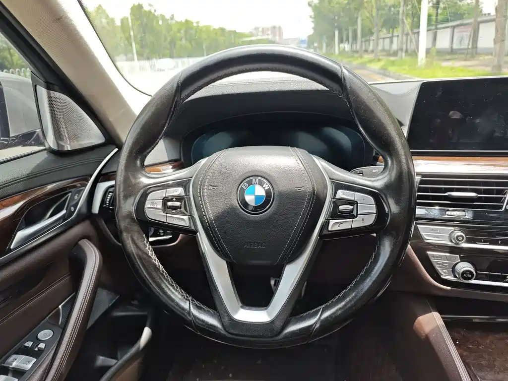 BMW 5 Series — миниатюра 11