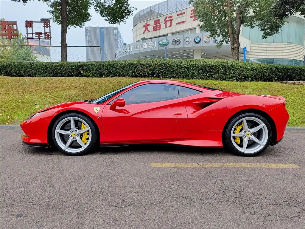 FERRARI F8