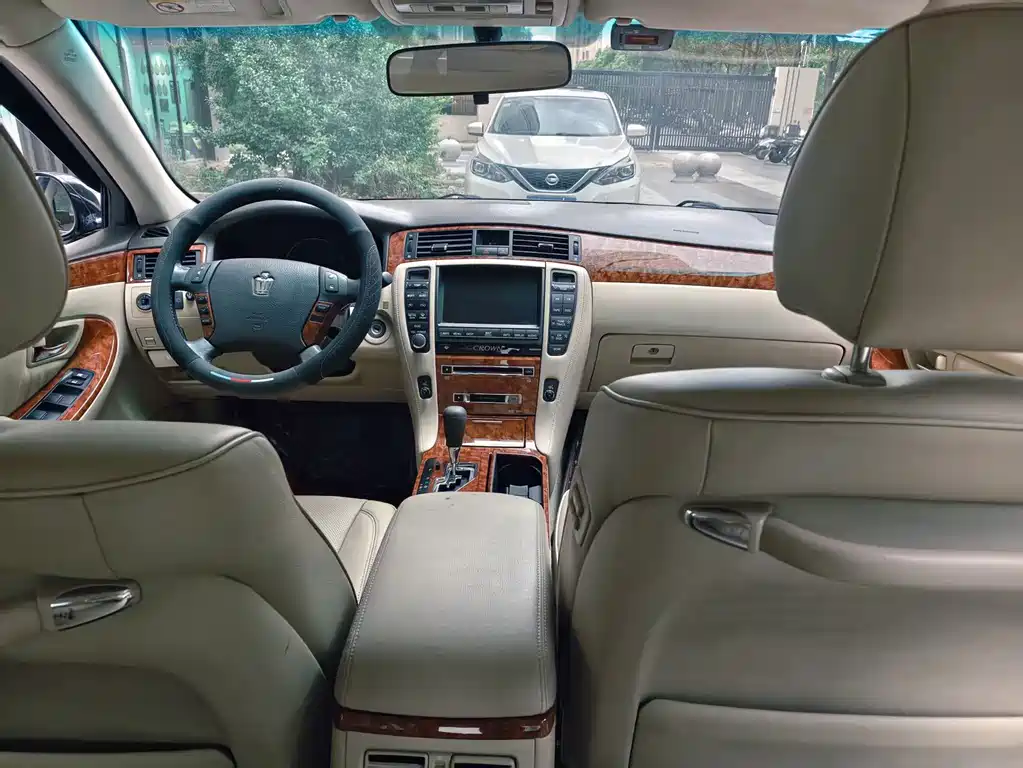 Toyota Crown — миниатюра 10