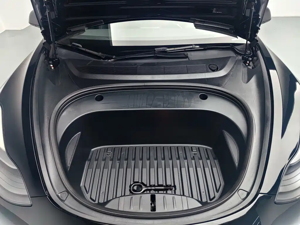 Tesla Model 3 — миниатюра 6