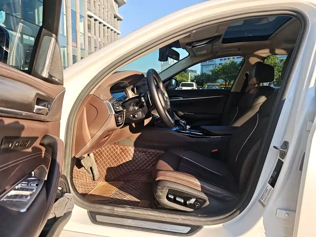 BMW 5 Series — миниатюра 8