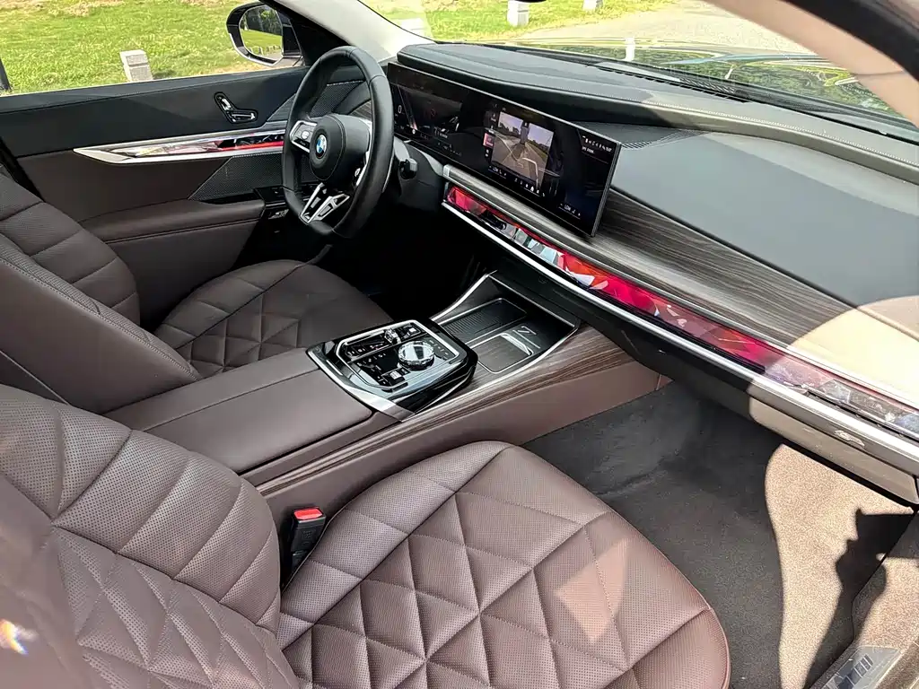 BMW 7 Series — миниатюра 13