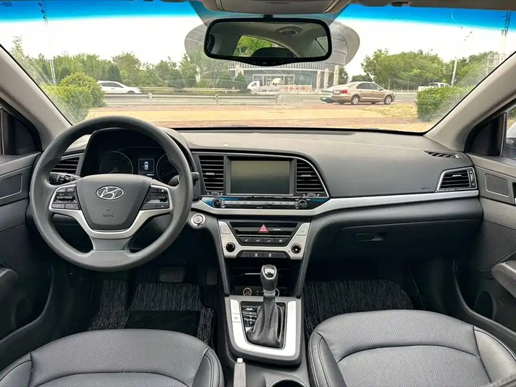Hyundai Elantra — миниатюра 9