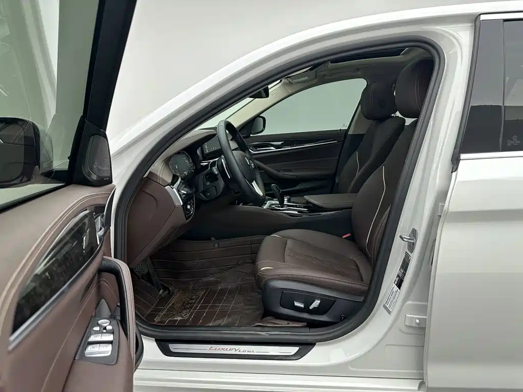 BMW 5 Series — миниатюра 9