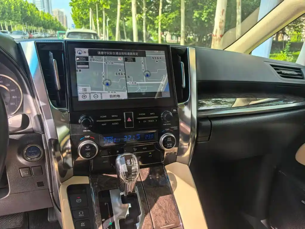 Toyota Alphard — миниатюра 9