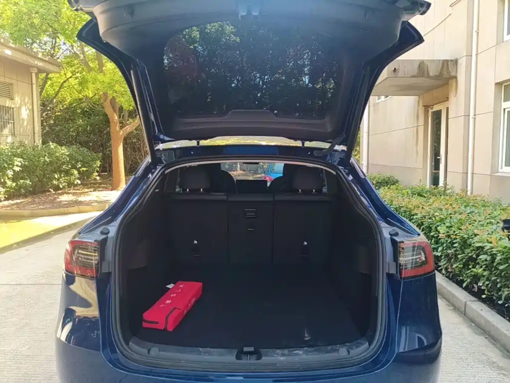 Tesla Model Y — миниатюра 19