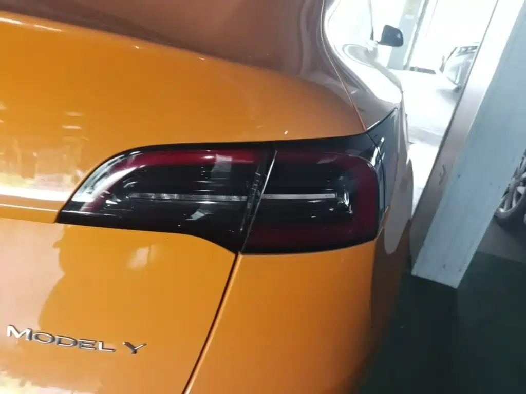 Tesla Model Y — миниатюра 8