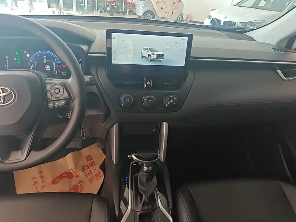 Toyota Corolla Cross — миниатюра 13