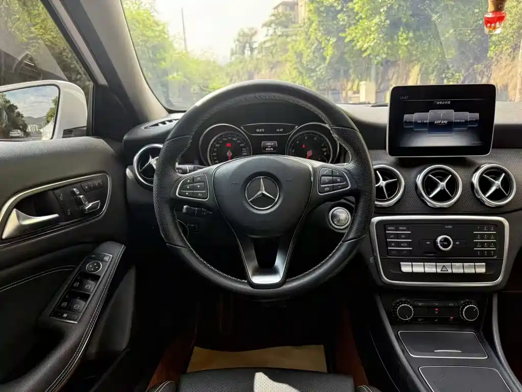MERCEDES-BENZ GLA
