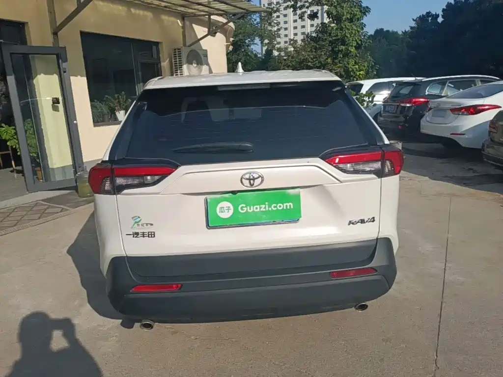 Toyota RAV4 — миниатюра 6