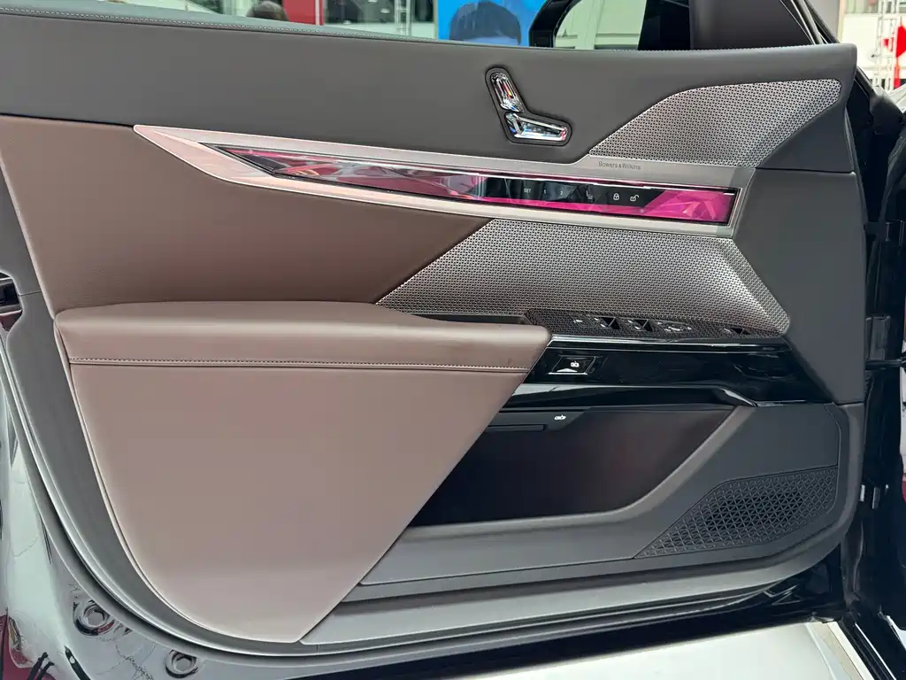 BMW 7 Series — миниатюра 6