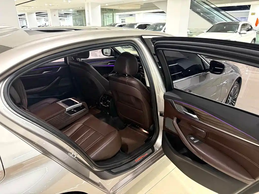 BMW 5 Series — миниатюра 8