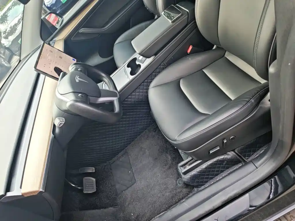 Tesla Model Y — миниатюра 15