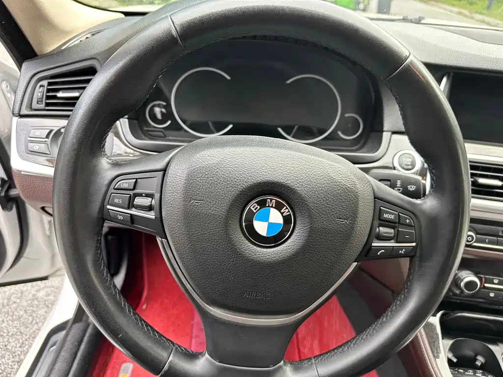 BMW 5 Series — миниатюра 17