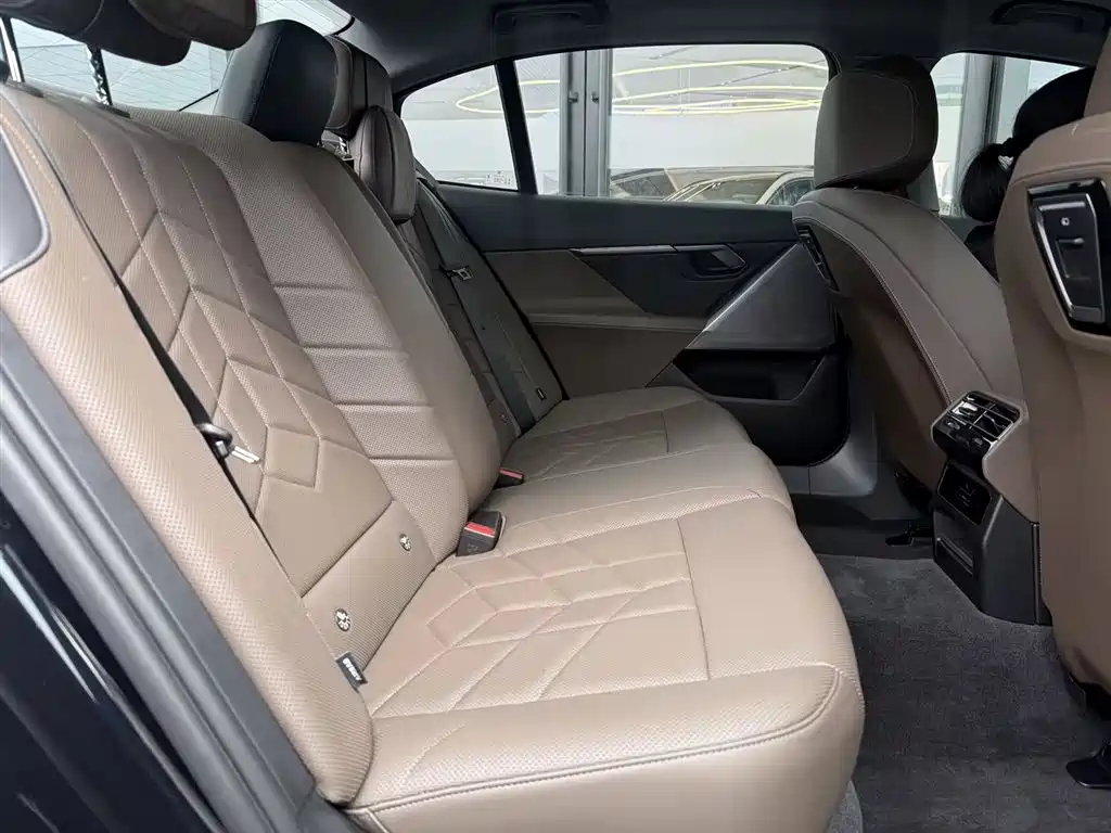 BMW i5 — миниатюра 9
