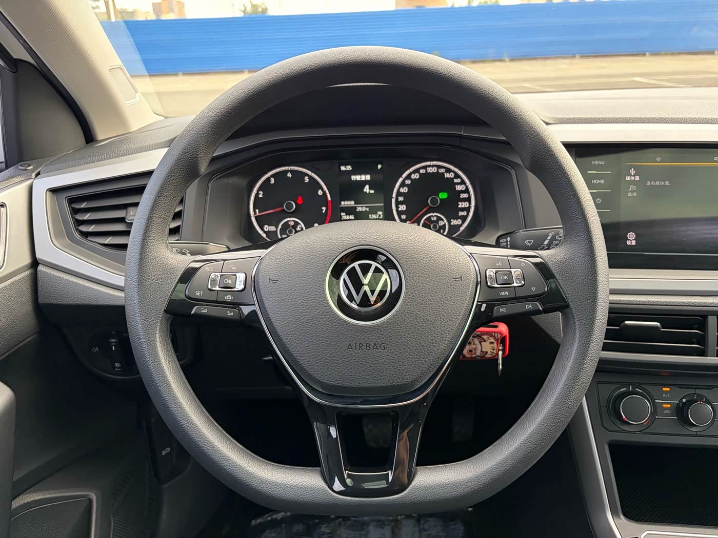 Volkswagen Polo 1.5 л 2021 г. Белый, пробег 28000 км