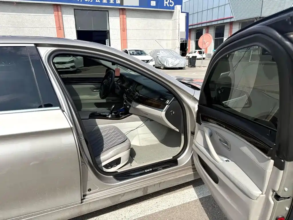 BMW 5 Series — миниатюра 10