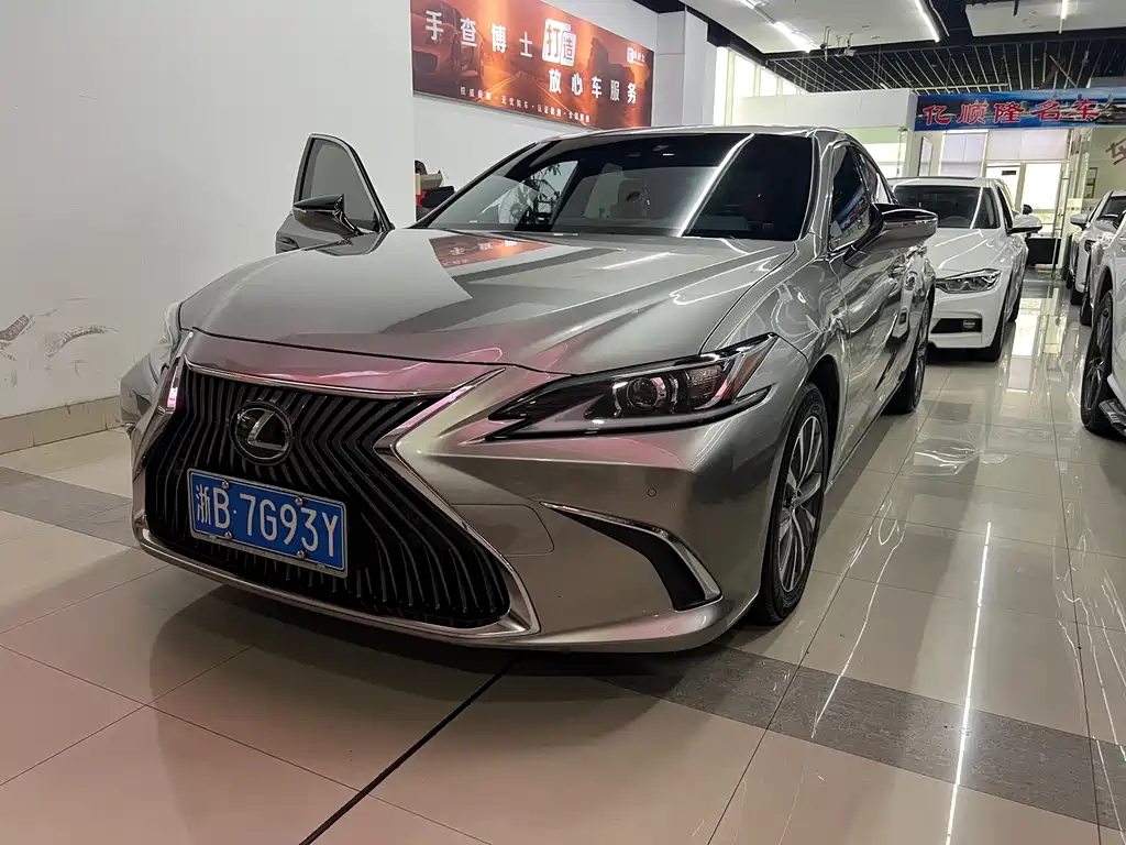 Lexus ES 2019