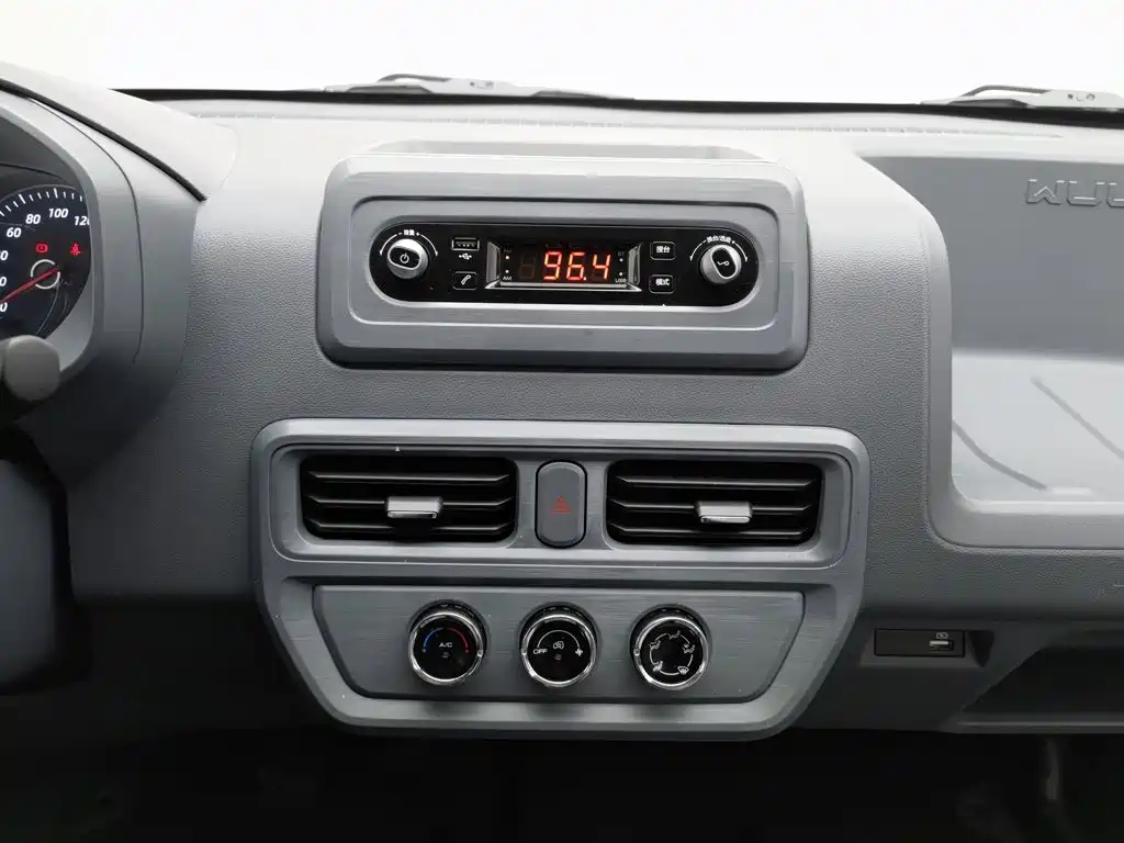 Wuling Yangguang — миниатюра 12