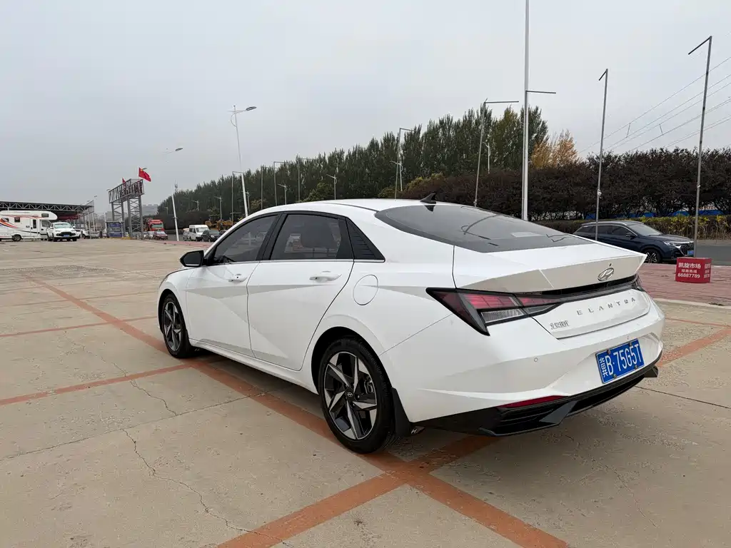 Hyundai Elantra — миниатюра 6