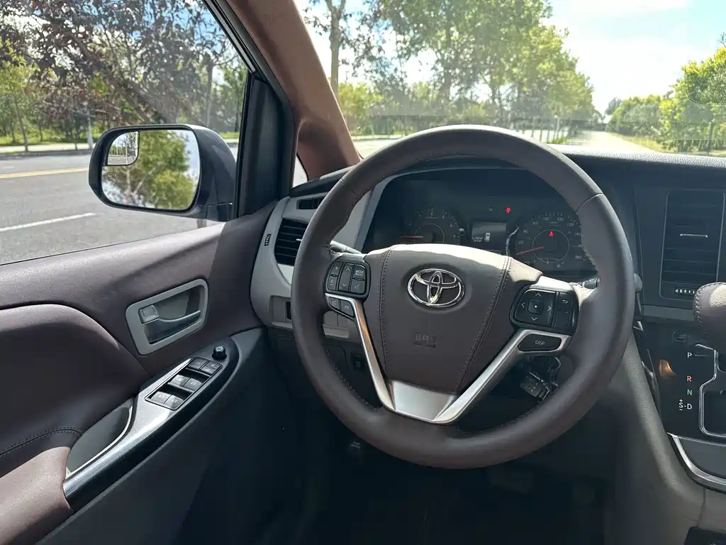 Toyota Sienna — миниатюра 12