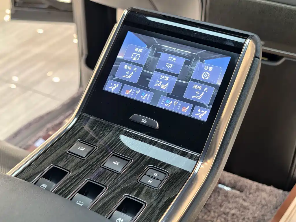 Lexus LM — миниатюра 14