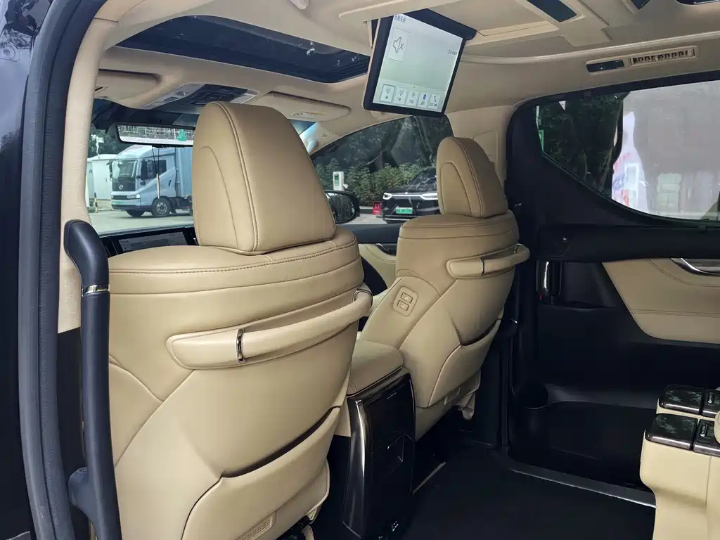 Toyota Alphard — миниатюра 13