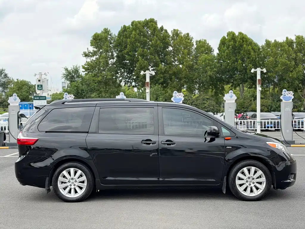 Toyota Sienna — миниатюра 5