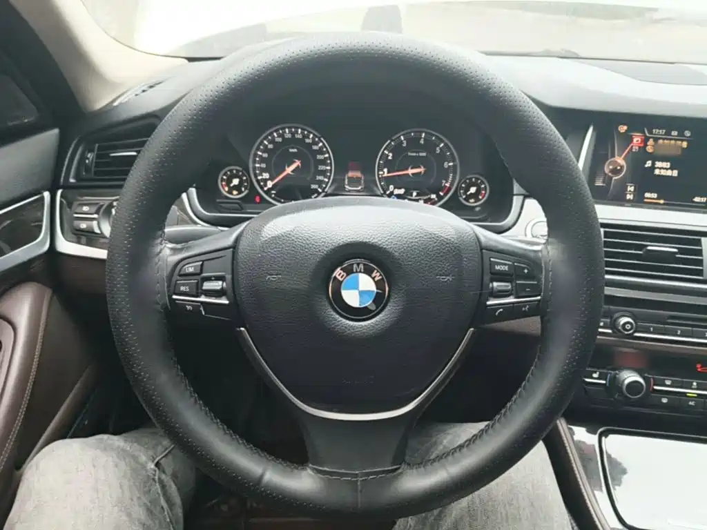 BMW 5 Series — миниатюра 11